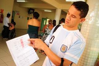 João Bosco mostra exames. Foram seis hemogramas desde quinta-feira. (Foto: Rodrigo Pazinato)