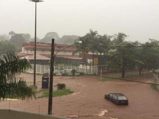 Cruzamento da Avenida Rachid Neder durante temporal que atingiu Campo Grande em 29 de novembro; dezembro de contraste tem sido seco na Capital. (Foto: Direto das Ruas)