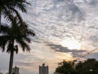 Campo Grande amanheceu com céu parcialmente nublado nesta sexta-feira. (Foto: Henrique Kawaminami)
