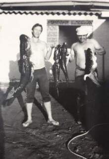 Um dos primeiros registros de José Fernando e Joaquim após a pescaria (Foto: Arquivo pessoal)