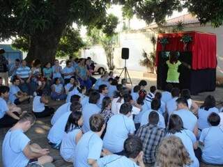 Crianças da escola Juliana Varela acompanharam a peça nesta tarde (Foto: Divulgação)