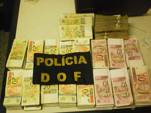  Tr&ecirc;s s&atilde;o flagrados na fronteira com R$ 100 mil sem proced&ecirc;ncia