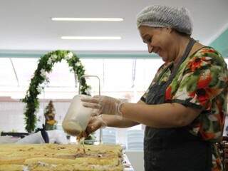 Devota de São José, Maria Célia faz o bolo de novo este ano com muito a agradecer pelo milagre alcançado. (Foto: Marcos Ermínio)