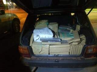 Carro estava carregado com 384 quilos de maconha (Foto: Assessoria/Polícia Militar Rodoviária)