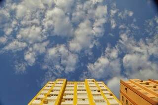 Céu claro com nuvens na tarde desta quinta-feira na Capital (Foto: Fernando Antunes)