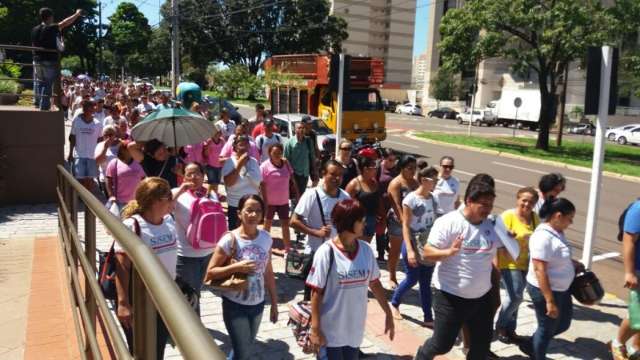 Servidores chegam na Prefeitura da Capital e pedem di&aacute;logo sobre reajuste