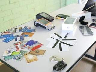 Além de cartões, foram apreendidos máquinas de cartão, celulares e notebook com os suspeitos (Foto: Fernando Antunes)