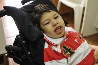Por causa de erro médico, menino não anda, nem fala (Foto: Alcides Neto)