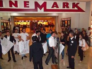 Estudantes fazem manifestação no Cinemark e conseguem meia-entrada