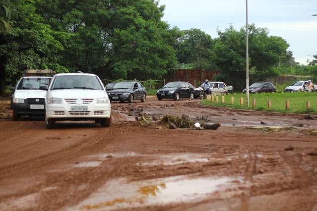 Ap&oacute;s limpeza, tr&acirc;nsito na avenida Ernesto Geisel &eacute; liberado
