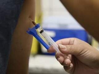 Vacina da febre amarela ‘não vai fugir’ e dose é única, alerta Sesau