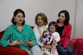 Mariana, Marily, Roberta e a pequena Clara (Foto: Fernando Antunes)