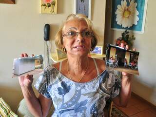 Franscisca Francinete Leite, 60 anos, foi presa após tentar matar a síndica do condomínio e mostra fotos do comércio que mantém no local, motivo da briga.