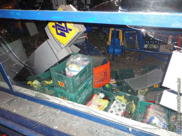  Ladr&otilde;es que explodiram caixa eletr&ocirc;nico fizeram casal ref&eacute;m em Tr&ecirc;s Lagoas