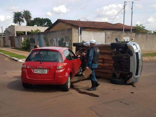 M&atilde;e e filha s&atilde;o socorridas ap&oacute;s acidente envolvendo tr&ecirc;s carros 