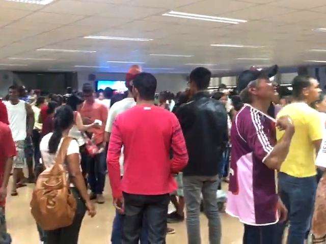 Grupo aproveita audi&ecirc;ncia sobre moradia e lota 12 &ocirc;nibus para protesto