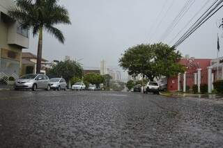 O sábado foi de chuva praticamente o dia inteiro. (Foto: Viviane Oliveira)