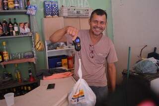 Paulo compra lata de alumínio no bar. (Foto: Thailla Torres)