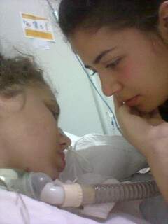 Foto postada quando Catarina ainda estava no hospital. (Foto: Reprodução/Facebook)