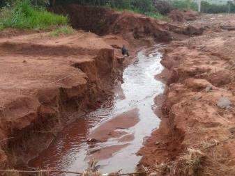 Chuva alaga ruas, cal&ccedil;adas, abre eros&otilde;es e moradores reclamam