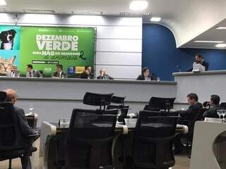 Vereador Eduardo Romero leu o relatório das contas da prefeitura de Campo Grande em 2012 durante a sessão extraordinária (Foto: Fernanda Palheta)