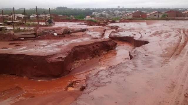 Chuva de 126 mil&iacute;metros em 15 horas causa estrago em bairros sem asfalto