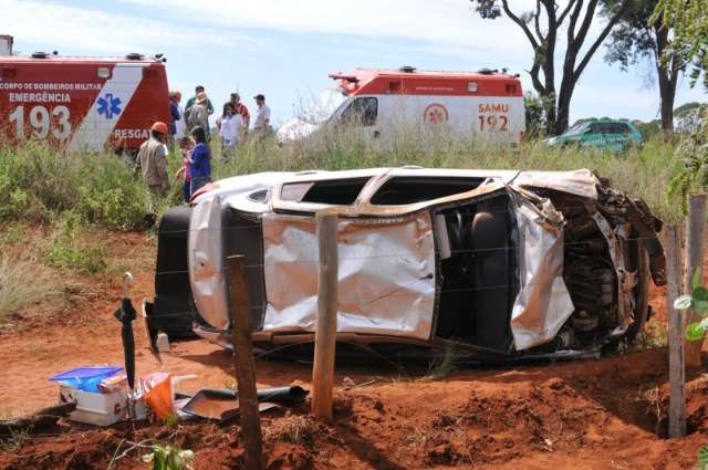 Mulher perde &agrave; dire&ccedil;&atilde;o de ve&iacute;culo ao pegar garrafa e capota na BR-080