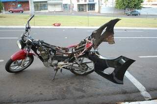 Motocicleta ficou destruída. (Foto: Simão Nogueira)