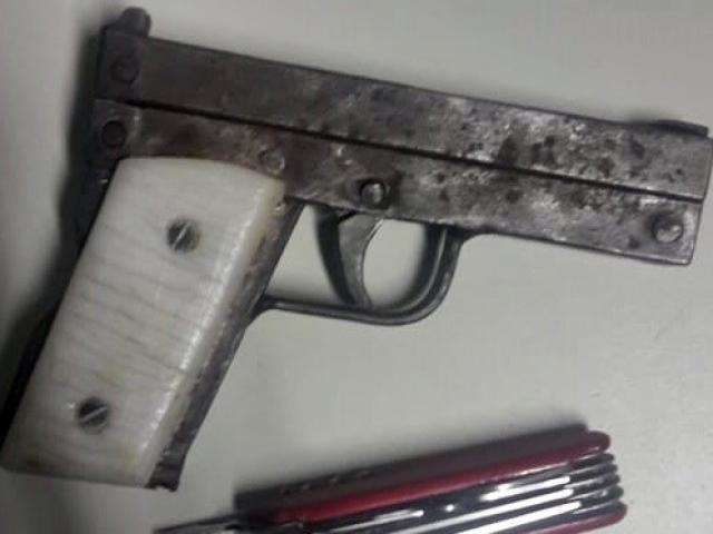 Blitz aborda 48 pessoas e flagra adolescentes com r&eacute;plica de arma 