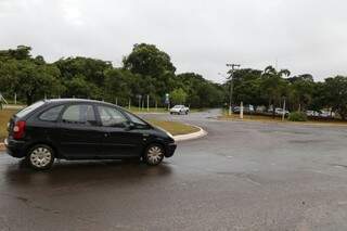 Cruzamento da Hiroshima com a Mato Grosso: local onde começaria avenida que cortaria reserva, na visão de secretário (Foto: Gerson Walber)