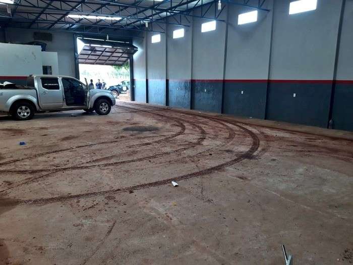 Oficina de onde os carros foram levados. (Foto: Polícia Nacional do Paraguai/Divulgação/ReproduçãoPontaPorãInforma) 