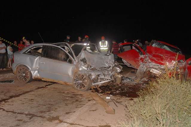 Casal morre em acidente entre caminhonete e carro de passeio na MS-306