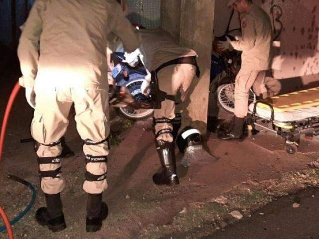 Motociclista &eacute; socorrido em estado grave ap&oacute;s colidir contra pilar de concreto