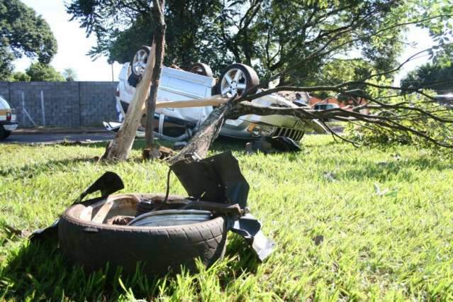Jeep capota na Avenida Euler de Azevedo e duas pessoas ficam feridas