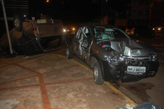  Picape e caminhonete colidem em cruzamento de sem&aacute;foro com defeito