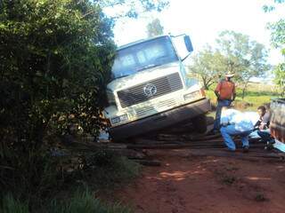 Para retirar o caminhão, foi preciso pedir ajuda para moradores das propriedades rurais vizinhas (Foto: Perfil News)
