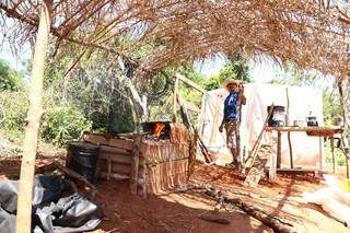 Ari  improvisou fogão: pela primeira vez vive em acampamento. (Foto: Kisie Ainoã)