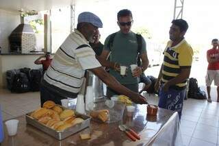 Sem auxílio de empresa, funcionários contam com apoio de Fetems para comer (Foto: Cleber Gellio)