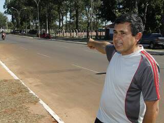 Professor de tênis mostra avenida onde veículos trafegam em alta velocidade. (Foto: Marcelo Victor)