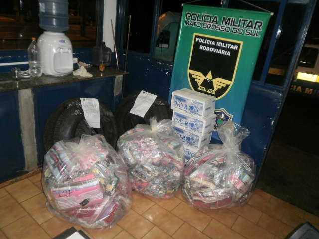  Durante bloqueio, PRE apreende 3 mil DVDs na rodovia MS-162 em Sidrol&acirc;ndia 