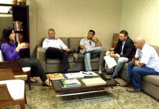 Vice-governadora durante encontro com a diretoria do Sinpol/MS. (Foto: Divulgação)