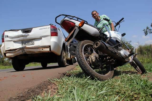 Mototaxista perde controle, colide em picape e vai parar em carroceria de carro