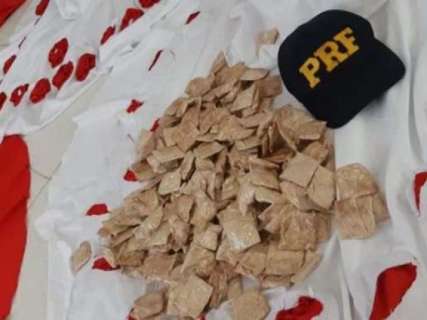 PRF encontra 3,7 quilos de cocaína em peça de trator e vestidos de festa 
