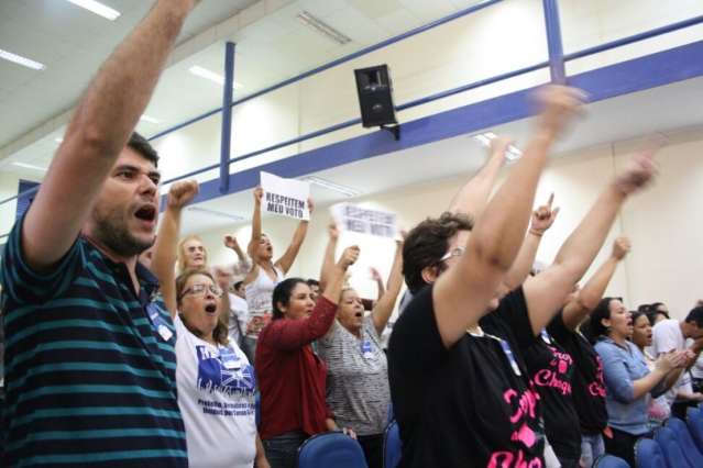 Manifestantes sobem nas cadeiras e d&atilde;o &quot;tchau&quot; para prefeito