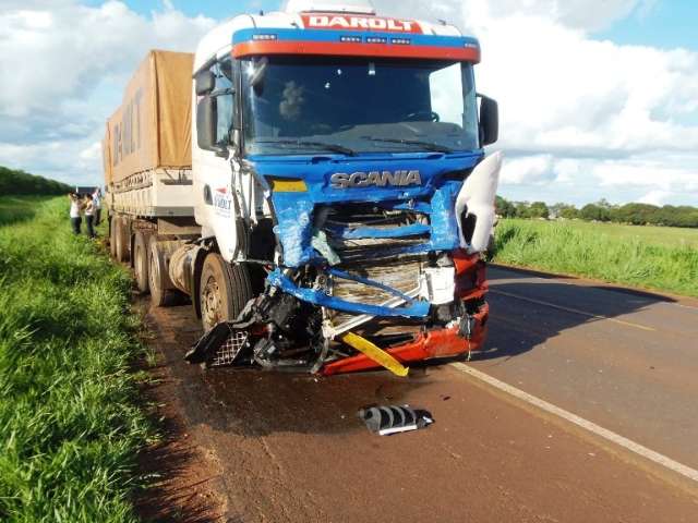 Duas pessoas morrem em acidente entre carreta e carro 