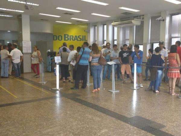 &Uacute;ltimo dia de atendimento banc&aacute;rio do ano tem filas e falta de informa&ccedil;&atilde;o