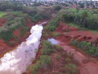 Erosão perto do perímetro urbano de Ivinhema (Foto: Ivinotícias)