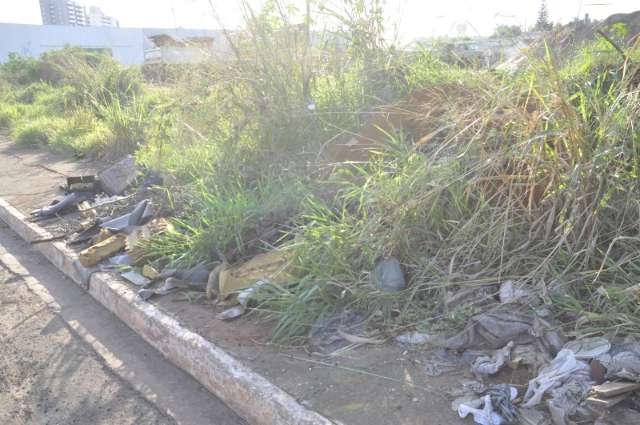 Do centro aos bairros, cal&ccedil;adas s&atilde;o intransit&aacute;veis ou viram &quot;armadilha&quot;