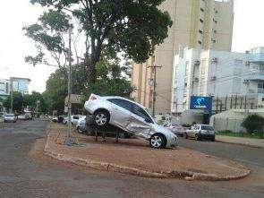 Carro "voa" e vai parar em cima de lixeira ap&oacute;s colis&atilde;o com outro ve&iacute;culo