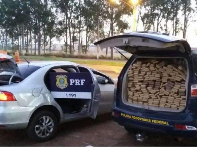 PRF apreende 654 quilos de maconha ap&oacute;s traficante capotar carro